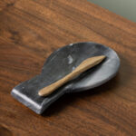 Μαρμάρινο πιάτο με ξύλινο μαχαίρι