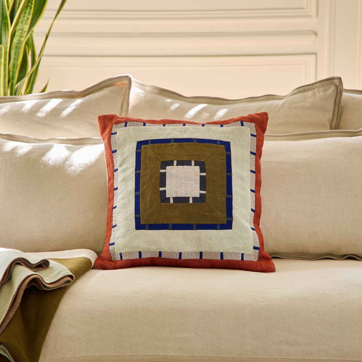 BILLIE Μαξιλάρι από λινό - 45 x 45 cm - Μπρονζέ και μπορντό - Σχεδιασμός: Floriane Jacques - Image 2