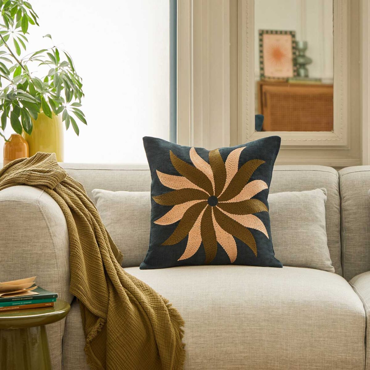 CARMEN Κεντημένο λινό μαξιλάρι - 45 x 45 εκ. - Μπλε  - Σχεδιασμός από Floriane Jacques - Image 2