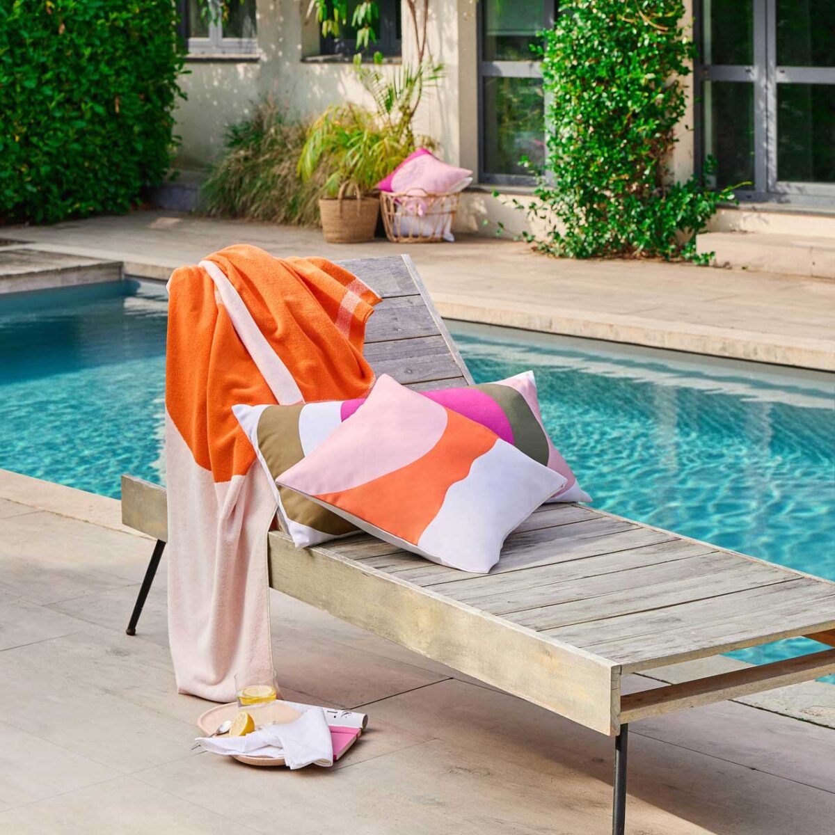 CLARISSE Αδιάβροχο και ανθεκτικό στην υπεριώδη ακτινοβολία μαξιλάρι εξωτερικού χώρου - 40 x 80 cm - Ροζ και Χάλκινο - Σχεδιασμός από την Floriane Jacques - Image 3