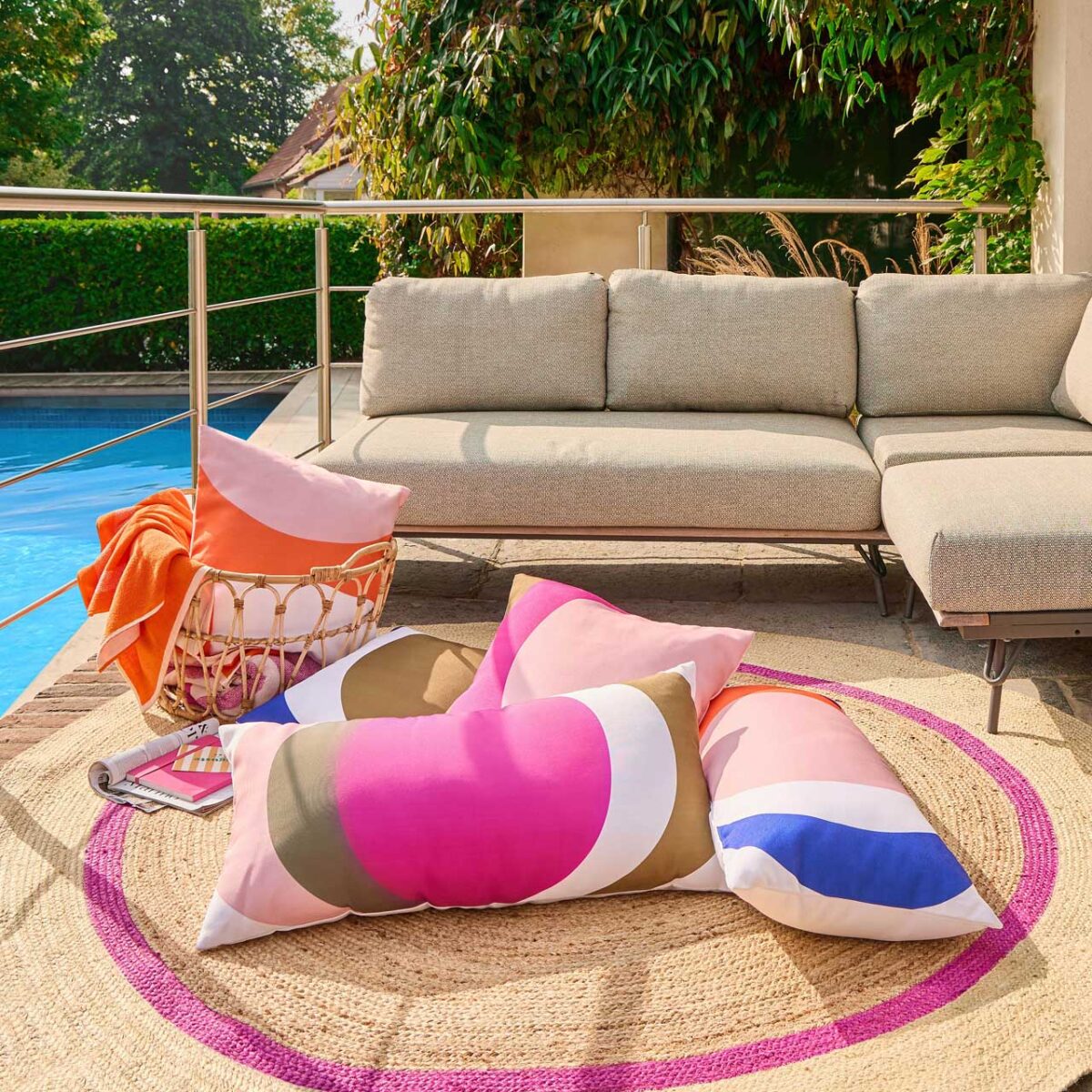 CLARISSE Αδιάβροχο και ανθεκτικό στην υπεριώδη ακτινοβολία μαξιλάρι εξωτερικού χώρου - 40 x 80 cm - Ροζ και βαθύ μπλε - Σχεδιασμός από την Floriane Jacques - Image 3