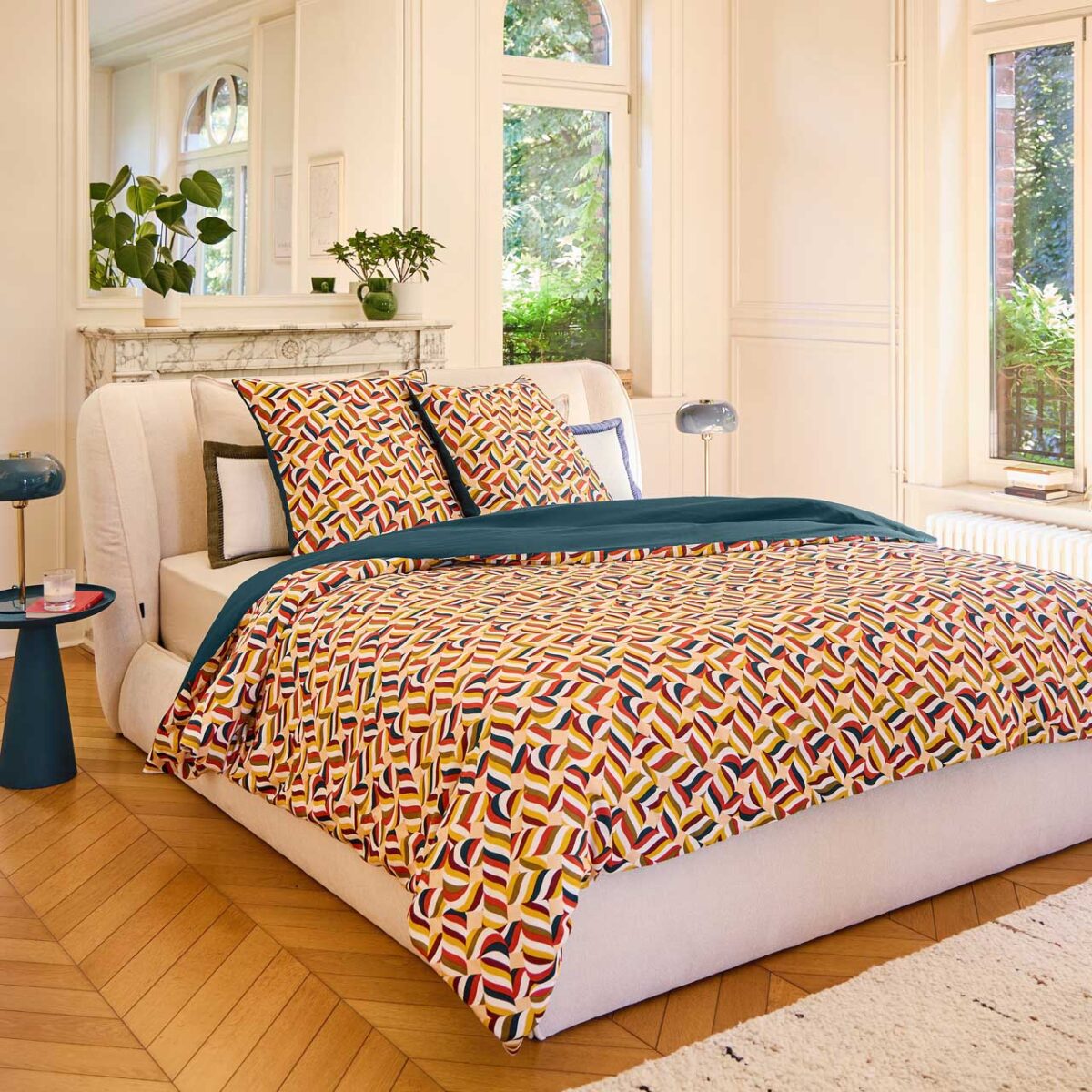 CLAUDIA Σετ κλινοσκεπασμάτων διπλής όψης από σατέν οργανικού βαμβακιού - 240 x 220 εκ. - Μπλε και μπορντό - Σχεδιασμός από την Floriane Jacques - Image 3