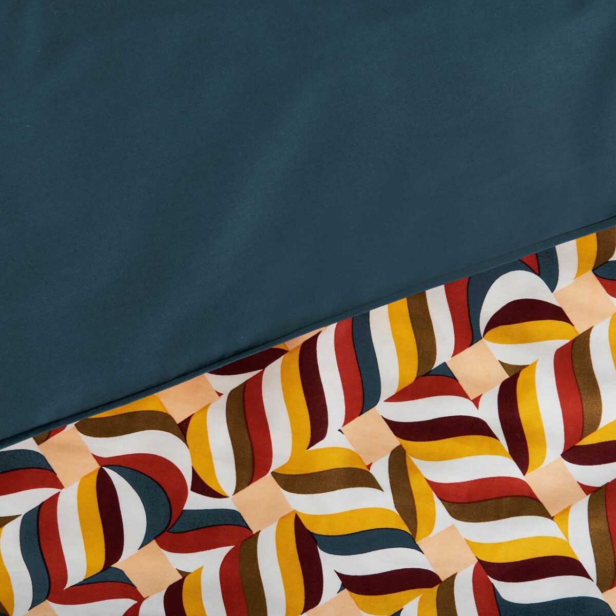 CLAUDIA Σετ κλινοσκεπασμάτων διπλής όψης από σατέν οργανικού βαμβακιού - 240 x 220 εκ. - Μπλε και μπορντό - Σχεδιασμός από την Floriane Jacques - Image 7